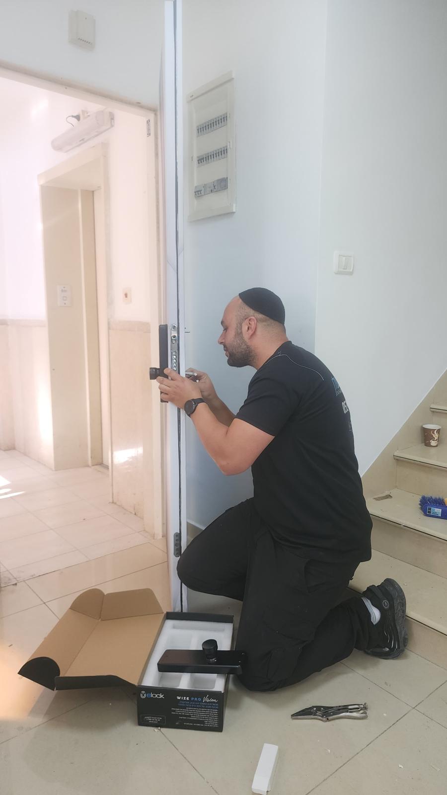 שמעון המנעולן מתקין מנעול חכם על דלת כניסה